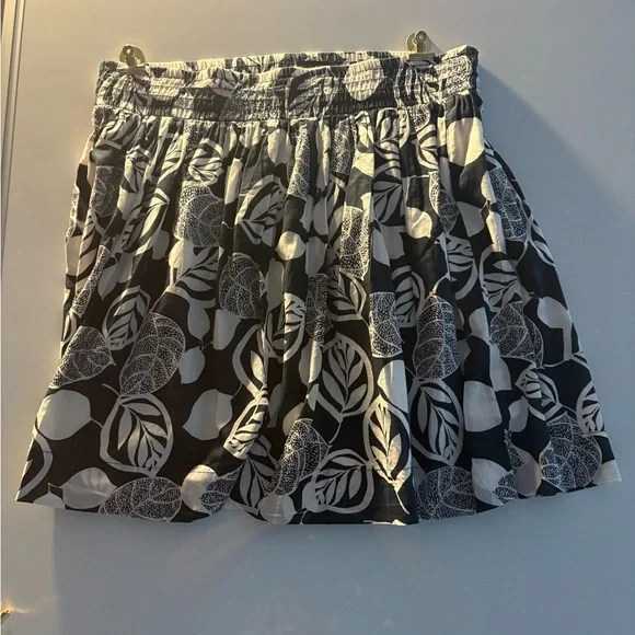 Banana Republic size 12 navy/white leaf print floral skirt. Like new. - Picture 1 of 7